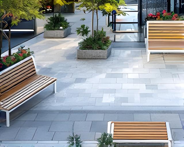 Mobiliario urbano de aluminio en plaza moderna con bancos y perfiles resistentes a la intemperie